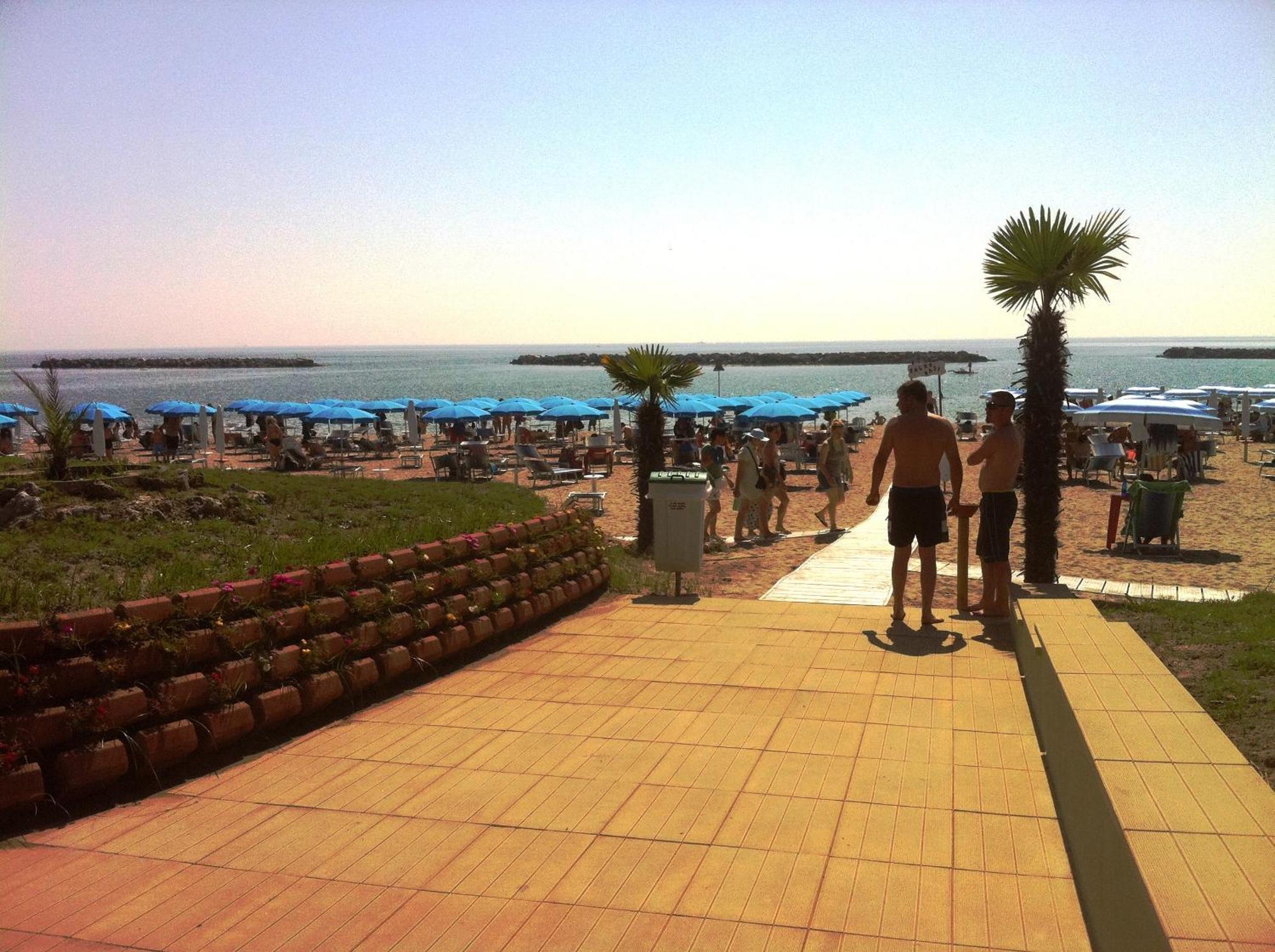 Airone Bianco Residence Village Лидо деле Национи Екстериор снимка